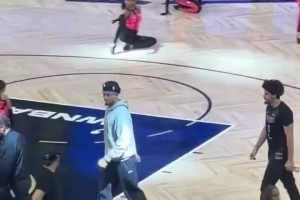 很给面子！沃尔和迪班萨合影特意让出C位：现在聚光灯在你身上！